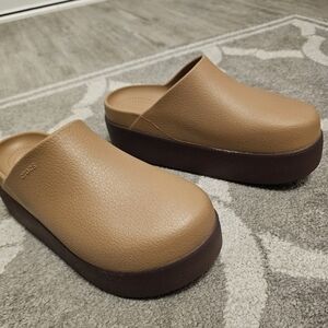 Womens 9 Crocs Dylan Platform